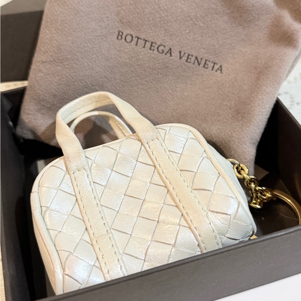 Sold VENETA 
Nappa Intrecciato Coin Pouch Key Ring